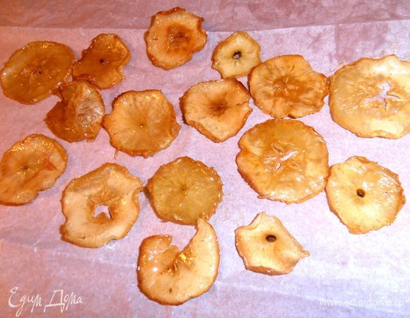 Опять при помощи вилки(пальцы приклеиваются,да и можно обжечься!) поддеваем и переносим теперь уж ОБЯЗАТЕЛЬНО на пергаментную бумагу.