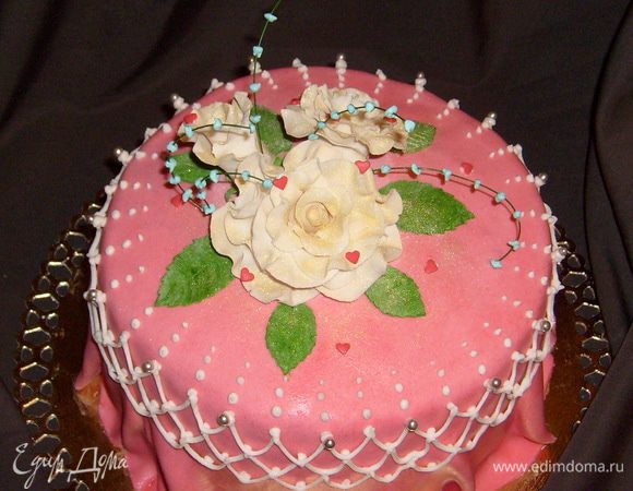 5 яиц--разделяем белки и желтки, отдельно взбиваем белки в крепкую пену, следом взбиваем желтки с 1 ст. сахара, до бела, добавляем 1 ст. муки и аккуратно, снизу в верх, размешиваем в однородную массу, НЕ ВЗБИВАЕМ!, выливаем в смазанную форму и ставим в разогретую духовку, первые 15 минут туда вообще не заглядываем, готовность проверяем спичкой...Таких бисквита нам нужно 2 (хотя у меня получился один корж лишний).