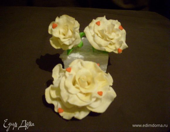 Для крема просто взбиваем варёную сгущёнку с маслом,,,Как бисквиты "отдохнут" начинаем собирать торт--каждый бисквит разрезаем на 2 пласта, один кладём на подложку и смачиваем сиропом, потом смазываем кремом и накрываем безе, сверху опять слой крема, потом второй бисквитный корж и всё повторяем (четвёртый корж мне не пригодился, т.к. торт и так получился высоким), последний корж пропитываем но покрываем уже другим кремом, под мастику, им же хорошо обмазываем бока тортика, И ставим его в холодильник застывать, потом его немного выравняем, покрываем мастикой, выравниваем всю поверхность утюжком и украшаем по желанию--у меня розочки из мастики и айсинг.