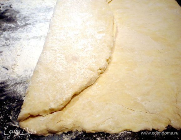 Присыпаем поверхность хорошенько мукой и раскатываем на ней наше тесто в пласт примерно 30 на 40 см. Теперь нам нужно сделать как минимум два одинарных «тура» и два двойных. Начинаем с первого одинарного «тура». Для этого загибаем одну треть теста внутрь.  