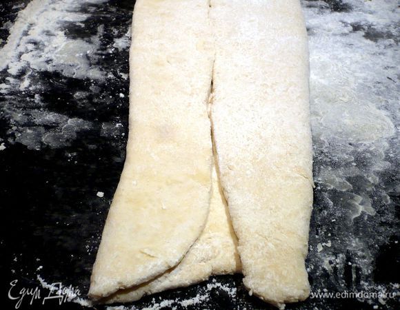 Теперь мы проводим двойной «тур». Т.е. Одну часть теста загибаем внутрь до середины и другую часть с другой стороны также загибаем до середины.