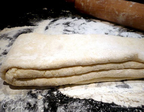При этом пласт моего теста очень удлинился, поэтому до начала следующего двойного «тура» я сложила его пополам, как показано на фото.Повторяем ту же самую процедуру двойного «тура» еще раз, складываем пополам, как я только что рассказала выше, и наше тесто готово! 