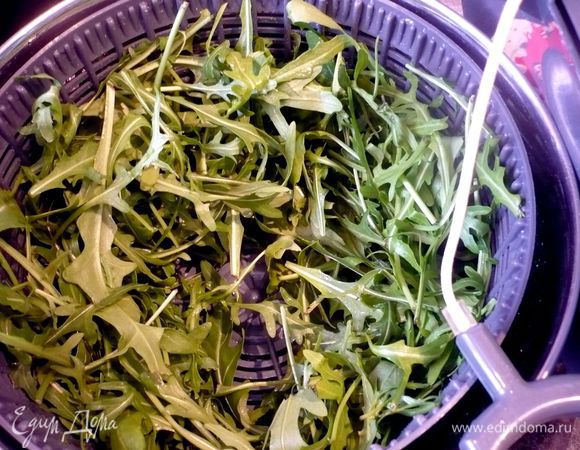 Готовим начинку. Сначала разогреваем духовку до 200 градусов. Промываем руколу и высушиваем ее (я использую для таких случаев специальную ручную сушку для салатов, это очень удобно). 