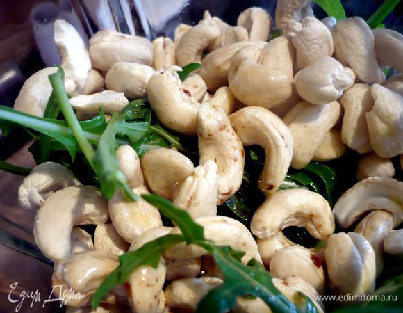 Кладем в блендер руколу, орехи и смешанный с 5 столовыми ложками оливкового масла и сахаром бальзамический уксус. Измельчаем. 