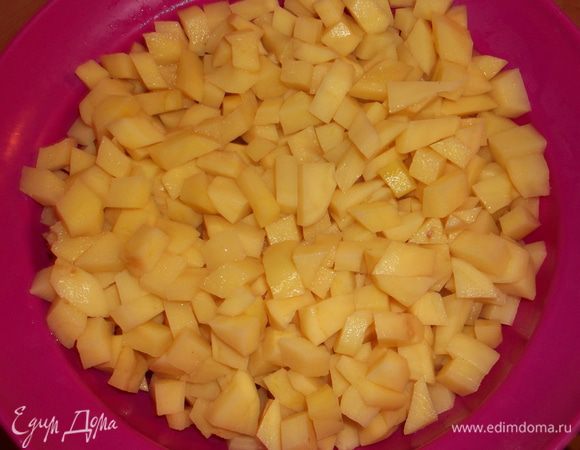 чистим и нарезаем небольшими квадратиками картошку