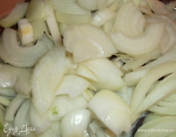 лук нарезаем полукольцами