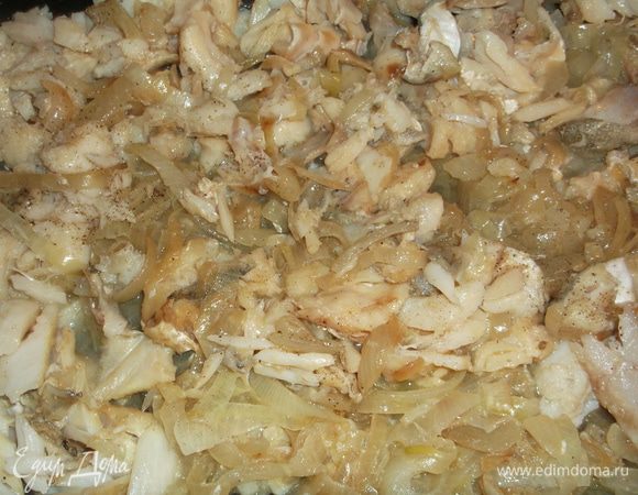 нарезаем треску небольшими кусочками,в сковородку (или кастрюлю с толстым дном) с разогретым маслом выкладываем лук и мелко нарезанный чеснок, немного обжариваем (4 минуты) добавляем треску солим,перчим и обжариваем на среднем огне минут 15