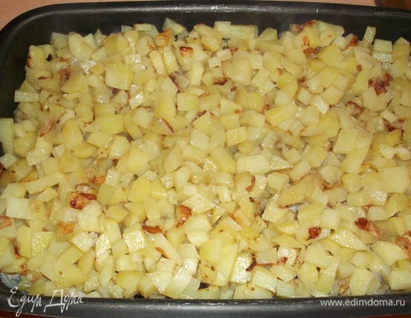  в это же время обжариваем в масле картошку до полу готовности, выкладываем на смазанную форму сначала треску, затем картошку (извините, что этих фоток нет поэтапно, фотографировала над паром, поэтому вышли неудачно).