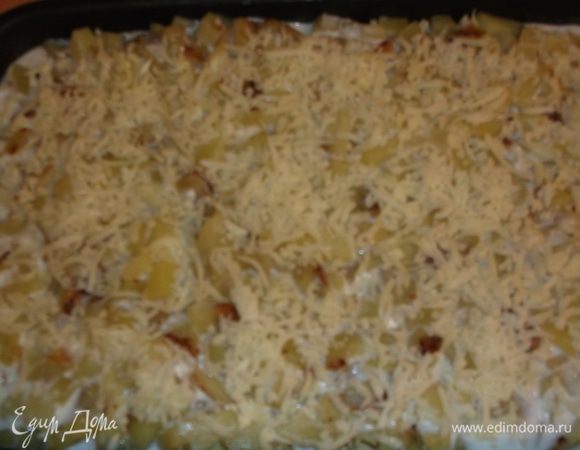 поливаем соусом, хорошо распределяем на всей поверхности и посыпаем сыром,ставим в разогретую до 220 гр. духовку на 15-20 минут, выключаем оставляем ещё на 20 минут.