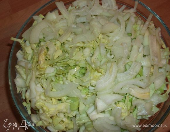 шинкуем капусту,лук нарезаем полукольцами

