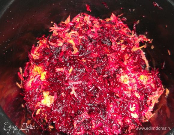 морковь,свёклу и яблоко натираем на крупной тёрке