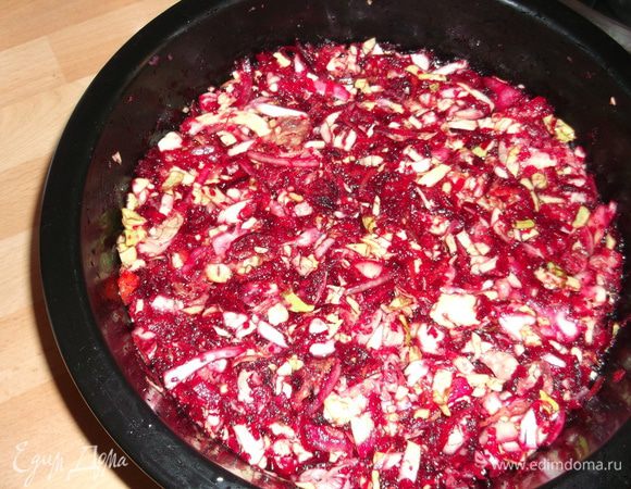 всё перемешиваем.Для приготовления рассола смешиваем воду с маслом и уксусом, добавляем соль и сахар , нагреваем и  заливаем салат,накрываем крышкой или тарелкой,ставим гнёт и убираем в  в холодильник - на ночь, а лучше на двое суток.