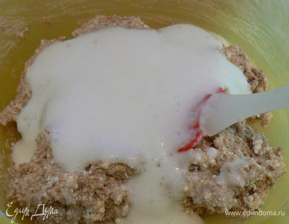 Добавить теплый кефир с содой