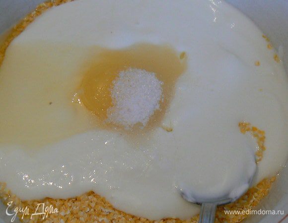 добавить часть  йогурта, яйцо, соль, сахар