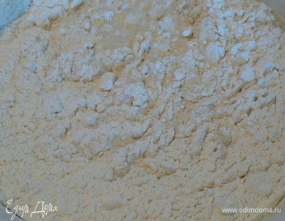 добавить муки, хорошо перемешать. Оставить мин на 15.