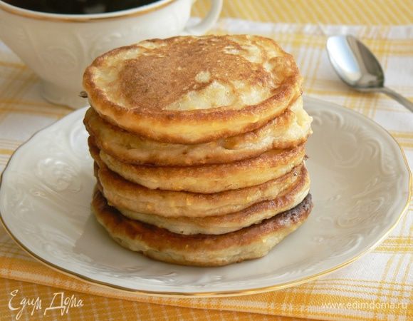 приятного аппетита!
Мы поливали оладушки карамельным сиропом.