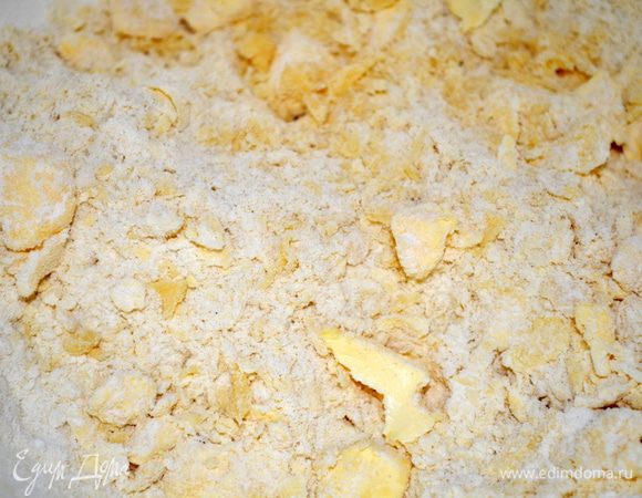 просеять муку с солью и растереть руками в крошку 
