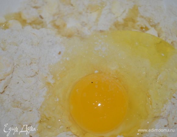 добавляем яйцо и замешиваем плотное тесто. 