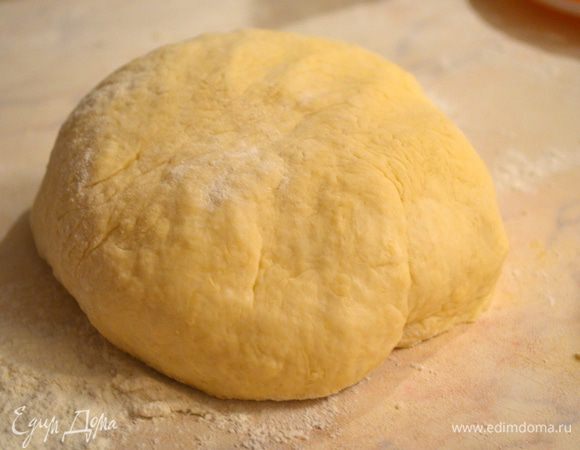 скатываем в шар, заворачиваем в пленку и убираем в холодильник на 1 час 