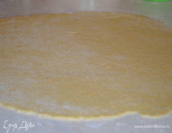 через час достаем наше тесто, раскатываем в круг диаметром на 4 см больше нашей формы