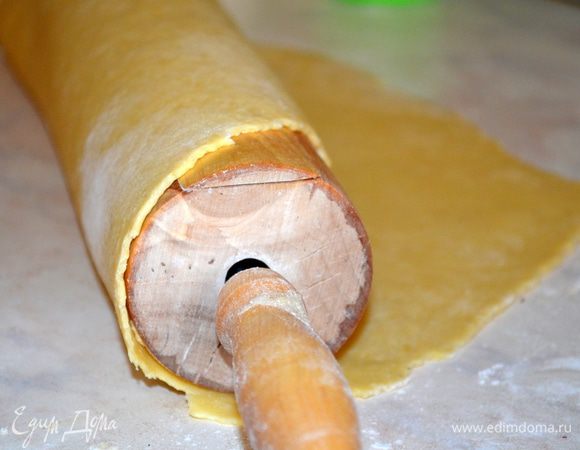 с помощью скалки переносим в разьемную форму, смазанную сливочным маслом