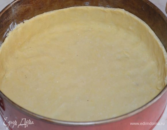 укладываем тесто в форму, делаем бортики 4 см, убираем лишнее тесто  