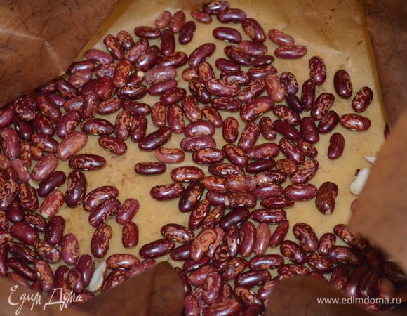 на тесто кладем бумагу для выпечки, а на нее фасоль. Выпекаем так 15 минут при 190 гр. Благодаря этому утяжелению тесто не "вздыбится" 