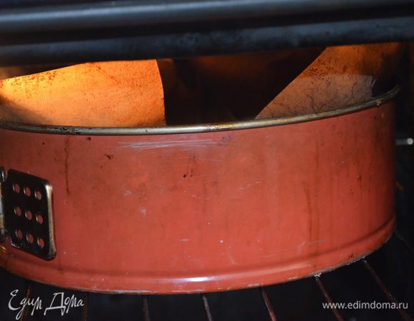 убираем бумагу и фасоль и выпекаем еще 3 минуты наше тесто при той же температуре 