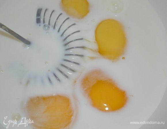 пока печется тесто делаем начинку: оставшиеся 4 яйца взбить со сливками