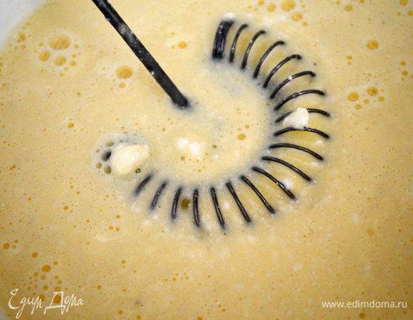 фету добавить к яично-сливочной массе и взбить венчиком. Присолить