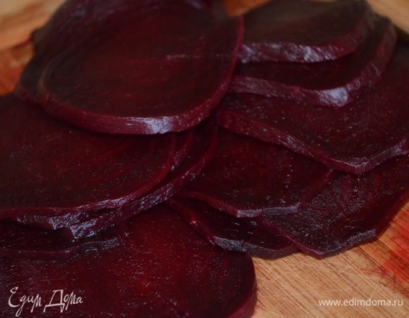свеклу чистим и режем на тоненькие кружочки