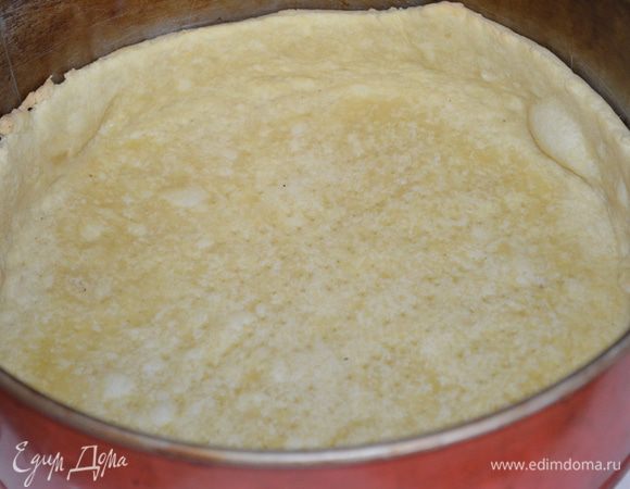 на готовый пропеченный корж наливаем 3/4 начинки