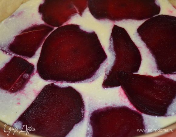 сверху по кругу раскладываем свеклу