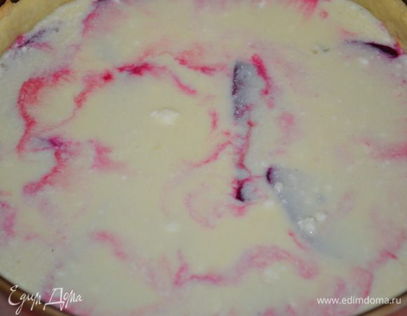 заливаем все оставшейся начинкой и выпекаем 35 минут при 180 гр. 