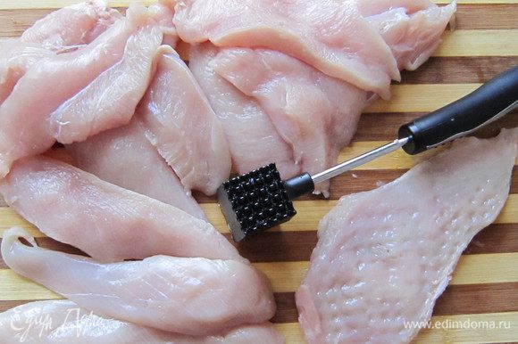 Нарезать грудку вдоль на порционные кусочки. Отбить филе с двух сторон молоточком.