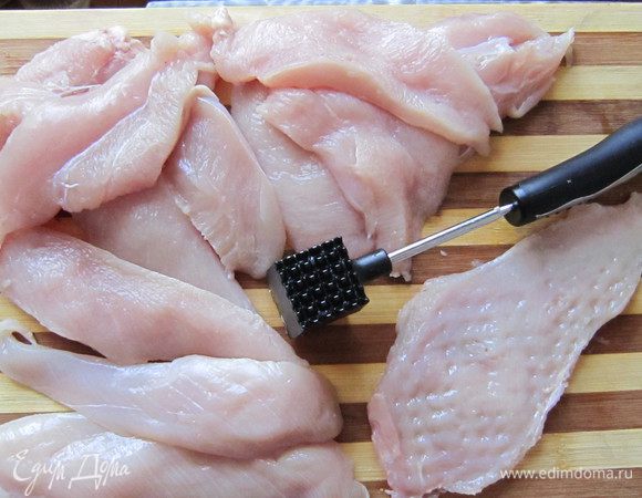 Нарезать грудку вдоль на порционные кусочки. Отбить филе с двух сторон молоточком.