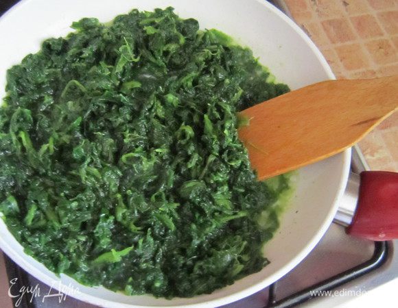 На  чесночном масле постоянно помешивая протушить в течение 3 мин шпинат.