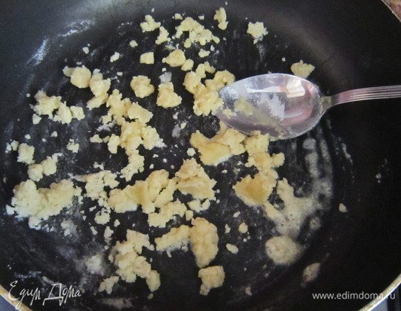 Теперь необходимо подготовить соус Бешамель.
В отдельной сковороде растопить сливочное масло и обжарить слегка муку (до образования кремового цвета).