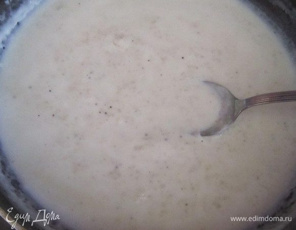 Постепенно влить сливки, быстро и тщательно размешивая соус до образования однородной массы. Посолить, поперчить, приправить мускатным орехом.



