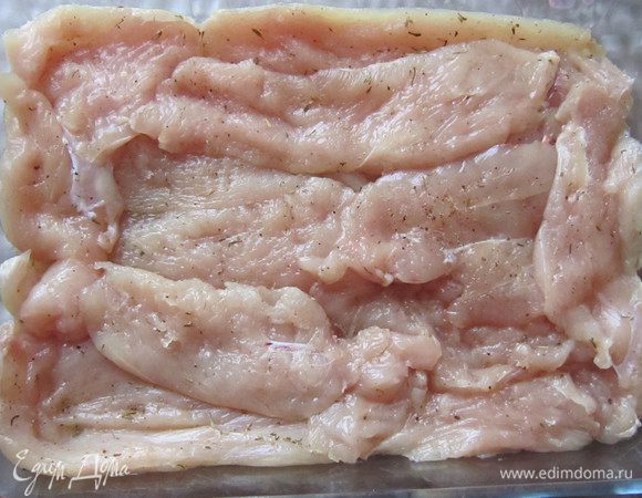 Форму для запекания смазываем оливковым маслом. Выкладываем филе грудок.



