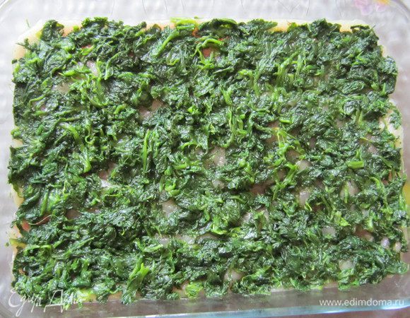 Сверху выкладываем ровным слоем шпинат.




