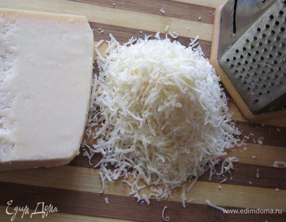 Натираем на крупной тёрке сыр.


