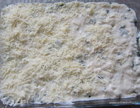 Равномерно распределяем по поверхности соус Бешамель. Сверху соуса обильно посыпаем сыром. Накрываем фольгой и ставим в разогретую до 180 г духовку на 50-60 мин.
Затем снимаем фольгу , оставляем в духовке ещё мин на 15 и даем зарумяниться сырной корочке.


