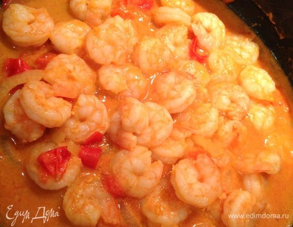<font style="vertical-align: inherit;"><font style="vertical-align: inherit;">Кокосовое молоко смешать с пастой карри и залить смесью креветки, добавить нарезанные томаты, тушить все на медленном огне 5 минут.</font></font>