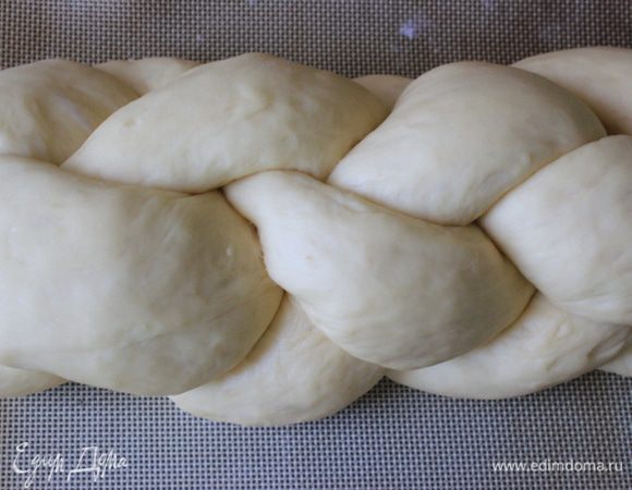 Время брожения 50 - 70 минут, за это время тесто увеличится в 2-2,5 раза и станет пышнее, что вы несомненно ощутите, когда выложите его на стол для формовки. Но в этом может заключаться проблема. Тесто будет содержать много углекислого газа, оно будет просто напичкано крупными пузырями, которые надо по возможности выбить. 
После этого ему просто необходимо дать небольшую отлежку, достаточно десяти минут.
Затем разделила тесто на две части, выгнала тщательно пузыри, скатала два жгута и *заплела *из них косу.