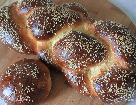 Эта хала из 900 г теста,была выпечена и вынута из духовки вчера в 16 часов. Сегодня осталось меньше половины. Пришлось ставить и сегодня хлеб. 
Это лучшее доказательство того, что хлеб превосходный!!