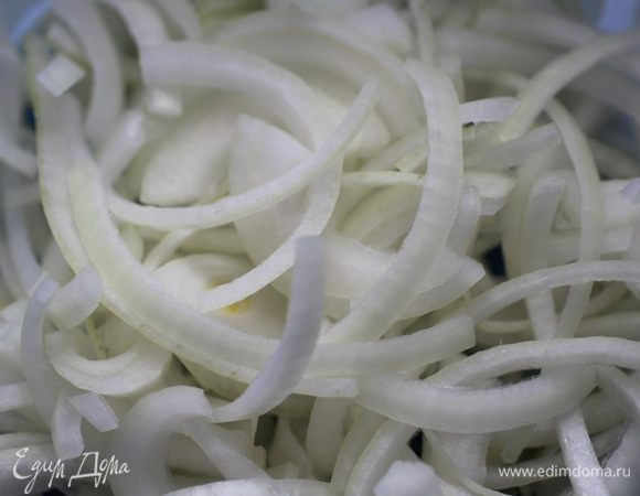 Лук нарезать полукольцами.