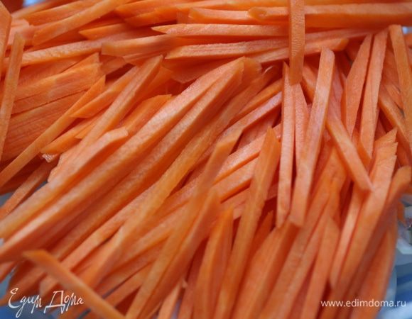 Морковь нашинковать соломкой
