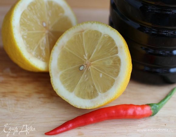 Приготовить заправку, смешав лимонный сок, соевый соус, сахар, кунжутное масло. Из чили удалить семена и мелко нарубить, добавить в заправку.