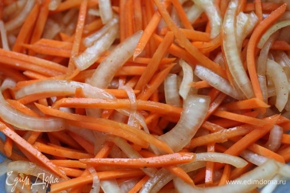 Перемешать лук с морковью, заправить и оставить на 30 минут мариноваться.